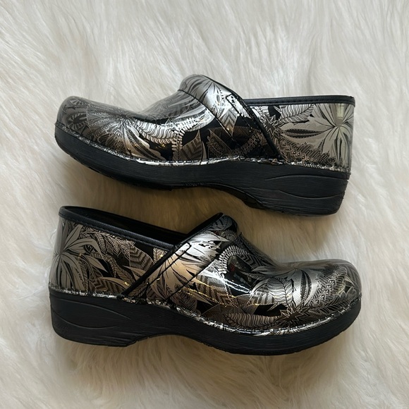 Dansko Shoes - Dansko xp 2.0 Clog Metallic Jungle Sz Eur 38 US 7.5 or 8